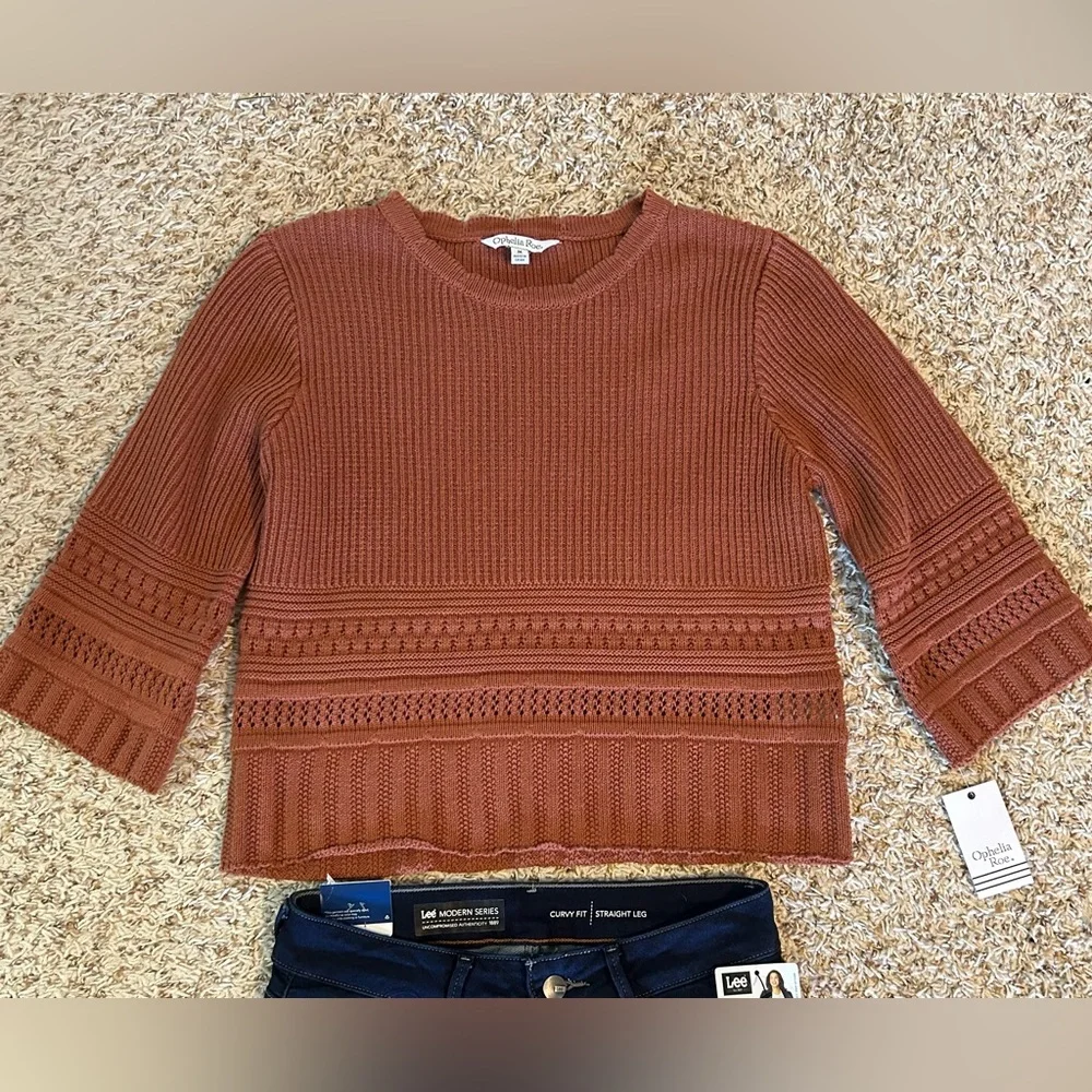 Women’s sweater & Lee curved fit jeans - Picture 2 of 5